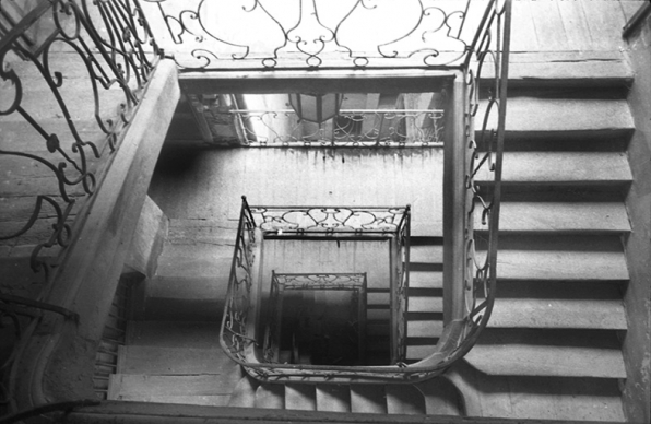 Vue plongeante sur la cage d'escalier (cadrage horizontal), s.d. [vers 1960]. © Région Bourgogne-Franche-Comté, Inventaire du patrimoine