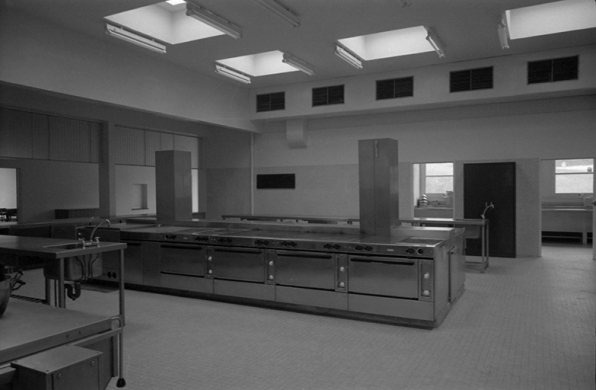Vue intérieure des cuisines, s.d. [vers 1965]. © Région Bourgogne-Franche-Comté, Inventaire du patrimoine