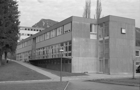 Le bâtiment de restauration vu de trois quarts, s.d. [vers 1965]. © Région Bourgogne-Franche-Comté, Inventaire du patrimoine