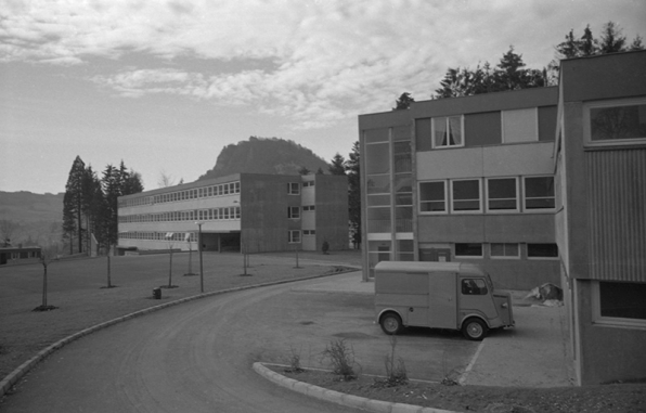 L'externat et le bâtiment de restauration, depuis le nord-est, s.d. [vers 1965]. © Région Bourgogne-Franche-Comté, Inventaire du patrimoine