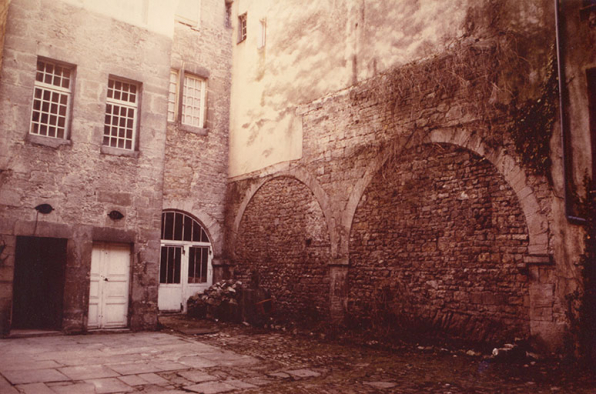 Mur sud de la cour, où apparaissent les grandes baies cintrées, symétriques à celles du mur nord, 1985. © Archives municipales, Besançon Mur sud de la cour, où apparaissent les grandes baies cintrées, symétriques à celles du mur nord, 1985. © Archives municipales, Besançon