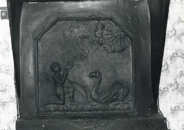 Bâtiment du couvent. Plaque de cheminée " J'adore ce qui me brûle ", 1988. © Archives municipales, Besançon Bâtiment du couvent. Plaque de cheminée " J'adore ce qui me brûle ", 1988. © Archives municipales, Besançon