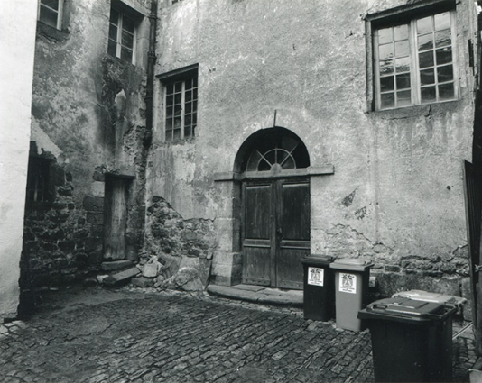 Bâtiment conventuel principal. Entrée sur la cour du cloître, 1997. © Région Bourgogne-Franche-Comté, Inventaire du patrimoine Bâtiment conventuel principal. Entrée sur la cour du cloître, 1997. © Région Bourgogne-Franche-Comté, Inventaire du patrimoine