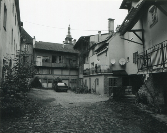Grande cour. Vue depuis l'est, 1997. © Région Bourgogne-Franche-Comté, Inventaire du patrimoine Grande cour. Vue depuis l'est, 1997. © Région Bourgogne-Franche-Comté, Inventaire du patrimoine