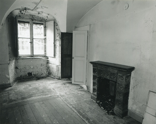 Rez-de-chaussée du bâtiment conventuel. Pièce voisine à l'angle sud-ouest, 1997. © Région Bourgogne-Franche-Comté, Inventaire du patrimoine Rez-de-chaussée du bâtiment conventuel. Pièce voisine à l'angle sud-ouest, 1997. © Région Bourgogne-Franche-Comté, Inventaire du patrimoine