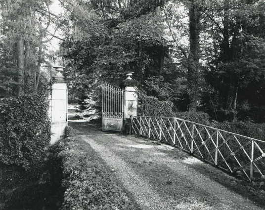 Pont et portail d'accès au parc, depuis l'est, 1997. © Région Bourgogne-Franche-Comté, Inventaire du patrimoine Pont et portail d'accès au parc, depuis l'est, 1997. © Région Bourgogne-Franche-Comté, Inventaire du patrimoine