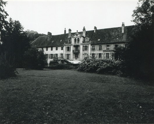 Vue d'ensemble de la façade sud du bâtiment conventuel, 1997. © Région Bourgogne-Franche-Comté, Inventaire du patrimoine Vue d'ensemble de la façade sud du bâtiment conventuel, 1997. © Région Bourgogne-Franche-Comté, Inventaire du patrimoine