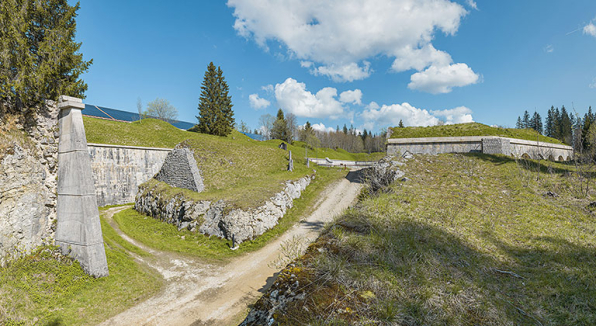 Front est au niveau de la porte du fort. La demi-lune à gauche. © Région Bourgogne-Franche-Comté, Inventaire du patrimoine