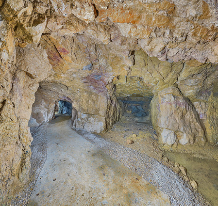 Abri-caverne sur la courtine est. © Région Bourgogne-Franche-Comté, Inventaire du patrimoine