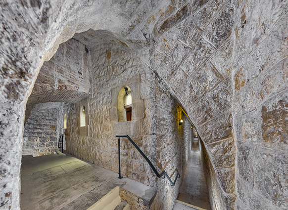 Le magasin à poudre. La galerie d'assainissement à droite et le vestibule d'éclairage à gauche. © Région Bourgogne-Franche-Comté, Inventaire du patrimoine