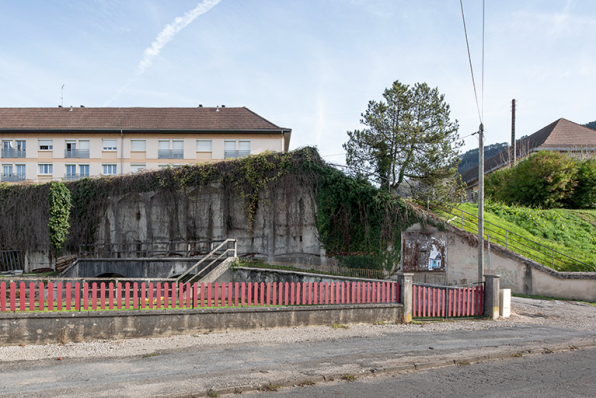 Partie sud du mur de soutènement et débouché de la rivière. © Région Bourgogne-Franche-Comté, Inventaire du patrimoine