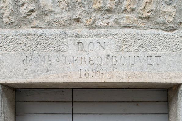 Façade sud. Détail du linteau de la porte. © Région Bourgogne-Franche-Comté, Inventaire du patrimoine