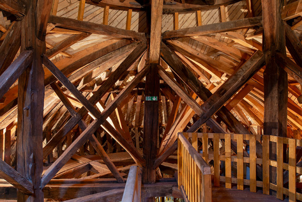 Partie orientale de la charpente, depuis le niveau intermédiaire. Vue axiale. © Région Bourgogne-Franche-Comté, Inventaire du patrimoine