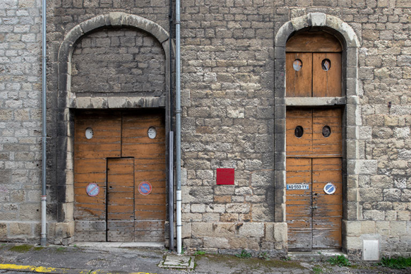 Façade sur rue. Portes des travées sud. © Région Bourgogne-Franche-Comté, Inventaire du patrimoine