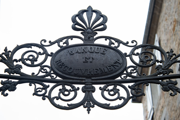 Couronnement de la grille. Cartouche. © Région Bourgogne-Franche-Comté, Inventaire du patrimoine