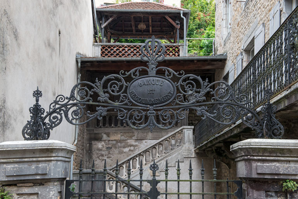 Porte sur cour. Partie supérieure de la ferronnerie. © Région Bourgogne-Franche-Comté, Inventaire du patrimoine