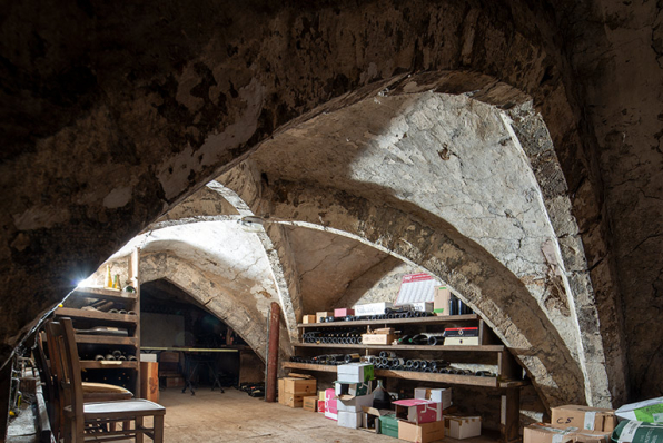 Cave du bâtiment sur rue. Croisée d'ogives (travée centrale). © Région Bourgogne-Franche-Comté, Inventaire du patrimoine