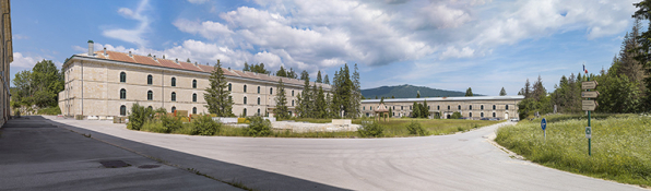 Intérieur de la place : la caserne Quitry à gauche et le cavalier 12 au centre. © Région Bourgogne-Franche-Comté, Inventaire du patrimoine