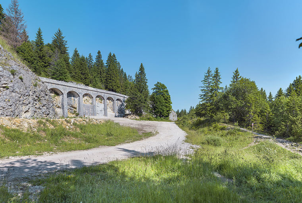 Front sud-ouest : l'enceinte close par le rempart avec ses arcs de décharge. © Région Bourgogne-Franche-Comté, Inventaire du patrimoine
