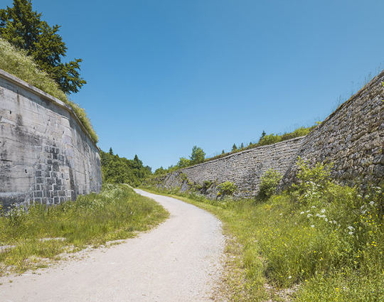 Front est. De gauche à droite : le mur d'escarpe, le fossé et le mur de contrescarpe. © Région Bourgogne-Franche-Comté, Inventaire du patrimoine