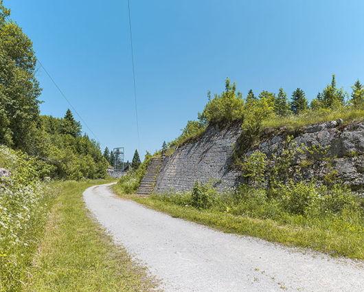 Le front est : mur d'enceinte partiellement maçonné et taillé dans le roc. © Région Bourgogne-Franche-Comté, Inventaire du patrimoine