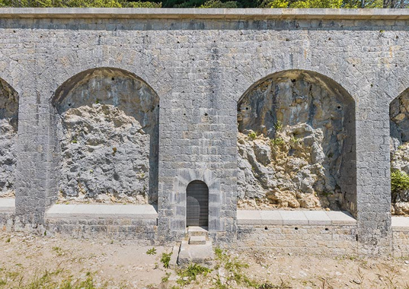 Front ouest : le rempart soutenu par ses arcs de décharge. © Région Bourgogne-Franche-Comté, Inventaire du patrimoine