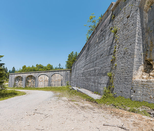 Le mur d'enceinte au front ouest. Des arcs sont hourdis de béton. © Région Bourgogne-Franche-Comté, Inventaire du patrimoine