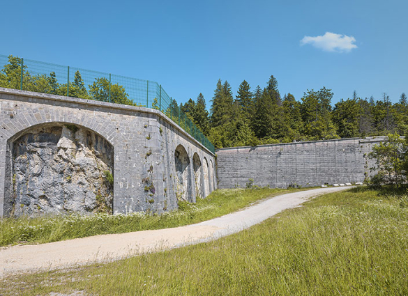 Front ouest : détail d'un arc de décharge avec roc apparent. © Région Bourgogne-Franche-Comté, Inventaire du patrimoine