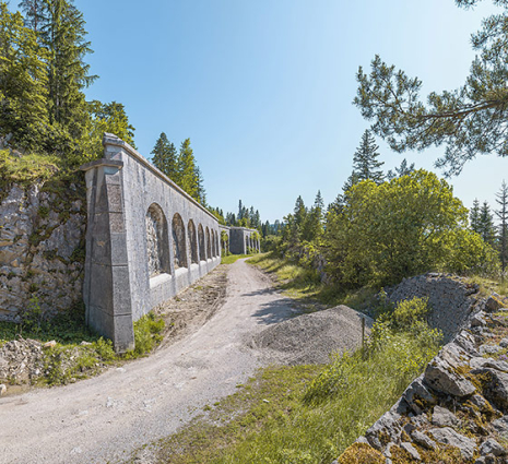Front ouest : vue en enfilade des arcs de décharge du rempart. © Région Bourgogne-Franche-Comté, Inventaire du patrimoine