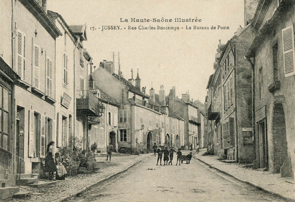 L'entrée de la rue Charles-Bontemps au début du 20e siècle. © Archives départementales de la Haute-Saône