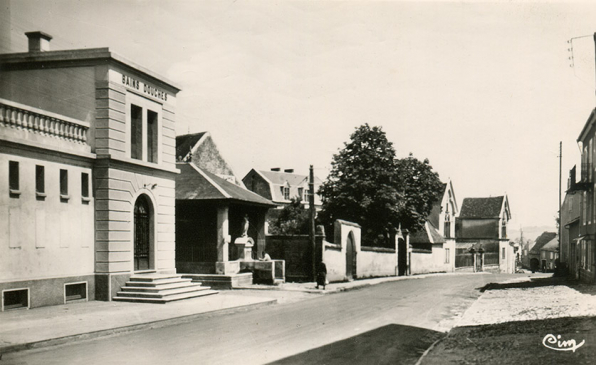La rue de l'hôtel de ville avec les bains-douches au milieu du 20e siècle. © Archives départementales de la Haute-Saône La rue de l'hôtel de ville avec les bains-douches au milieu du 20e siècle. © Archives départementales de la Haute-Saône