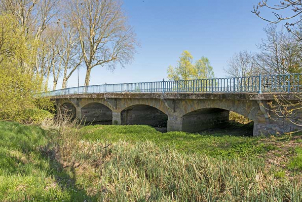 L'ensemble du pont, vu de l'ouest. © Région Bourgogne-Franche-Comté, Inventaire du patrimoine L'ensemble du pont, vu de l'ouest. © Région Bourgogne-Franche-Comté, Inventaire du patrimoine