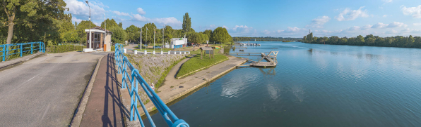 La Saône à hauteur du pont sur la Chalaronne (rive gauche). On distingue le barrage de Dracé en arrière-plan. © Région Bourgogne-Franche-Comté, Inventaire du patrimoine