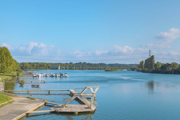 Le barrage de Dracé vu depuis Thoissey. © Région Bourgogne-Franche-Comté, Inventaire du patrimoine