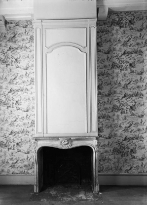 Cheminée (à l'étage) (photo prise en 1969). © Région Bourgogne-Franche-Comté, Inventaire du patrimoine Cheminée (à l'étage) (photo prise en 1969). © Région Bourgogne-Franche-Comté, Inventaire du patrimoine