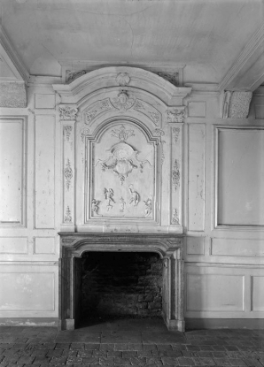 Cheminée (à l'étage) (photo prise en 1969). © Région Bourgogne-Franche-Comté, Inventaire du patrimoine Cheminée (à l'étage) (photo prise en 1969). © Région Bourgogne-Franche-Comté, Inventaire du patrimoine