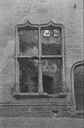 Fenêtre (logis des Hôtes) (photo prise en 1969). © Région Bourgogne-Franche-Comté, Inventaire du patrimoine Fenêtre (logis des Hôtes) (photo prise en 1969). © Région Bourgogne-Franche-Comté, Inventaire du patrimoine