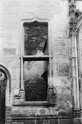 Fenêtre (logis des Hôtes) (photo prise en 1969). © Région Bourgogne-Franche-Comté, Inventaire du patrimoine Fenêtre (logis des Hôtes) (photo prise en 1969). © Région Bourgogne-Franche-Comté, Inventaire du patrimoine