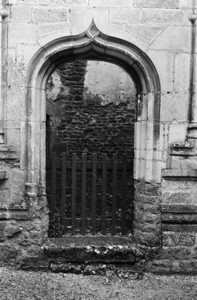 Porte (logis des Hôtes) (photo prise en 1969). © Région Bourgogne-Franche-Comté, Inventaire du patrimoine Porte (logis des Hôtes) (photo prise en 1969). © Région Bourgogne-Franche-Comté, Inventaire du patrimoine