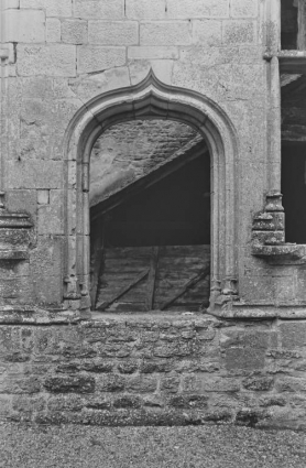 Fenêtre (logis des Hôtes) (photo prise en 1969). © Région Bourgogne-Franche-Comté, Inventaire du patrimoine Fenêtre (logis des Hôtes) (photo prise en 1969). © Région Bourgogne-Franche-Comté, Inventaire du patrimoine