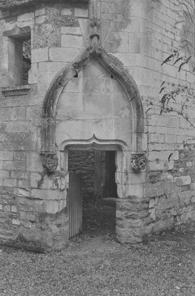 Tourelle doublant une tour d'angle. La porte (photo prise en 1969). © Région Bourgogne-Franche-Comté, Inventaire du patrimoine Tourelle doublant une tour d'angle. La porte (photo prise en 1969). © Région Bourgogne-Franche-Comté, Inventaire du patrimoine