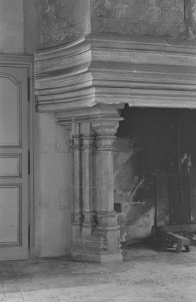 Cheminée (rez-de-chaussée), détail : un montant (photo prise en 1969). © Région Bourgogne-Franche-Comté, Inventaire du patrimoine Cheminée (rez-de-chaussée), détail : un montant (photo prise en 1969). © Région Bourgogne-Franche-Comté, Inventaire du patrimoine