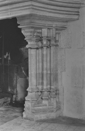 Cheminée (rez-de-chaussée) : détail du montant (photo prise en 1969). © Région Bourgogne-Franche-Comté, Inventaire du patrimoine Cheminée (rez-de-chaussée) : détail du montant (photo prise en 1969). © Région Bourgogne-Franche-Comté, Inventaire du patrimoine