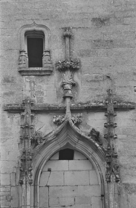 Porte principale du logis des Hôtes : détail des pinacles (photo prise en 1969). © Région Bourgogne-Franche-Comté, Inventaire du patrimoine Porte principale du logis des Hôtes : détail des pinacles (photo prise en 1969). © Région Bourgogne-Franche-Comté, Inventaire du patrimoine
