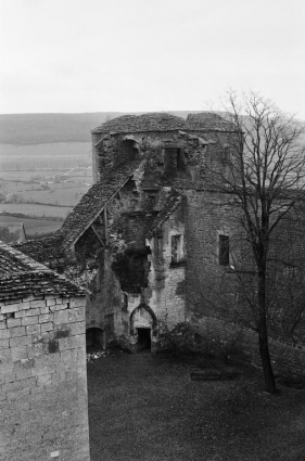 Enceinte : tour d'angle avec tourelle. Vue générale intérieure (photo prise en 1969). © Région Bourgogne-Franche-Comté, Inventaire du patrimoine Enceinte : tour d'angle avec tourelle. Vue générale intérieure (photo prise en 1969). © Région Bourgogne-Franche-Comté, Inventaire du patrimoine