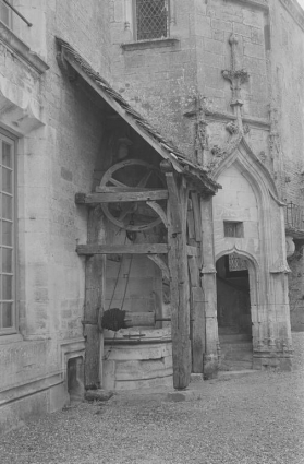 Puits du corps de logis : vue latérale (photo prise en 1969). © Région Bourgogne-Franche-Comté, Inventaire du patrimoine