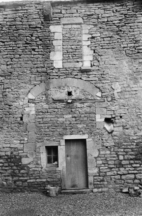 Courtine. Détail : les remaniements (photo prise en 1969). © Région Bourgogne-Franche-Comté, Inventaire du patrimoine Courtine. Détail : les remaniements (photo prise en 1969). © Région Bourgogne-Franche-Comté, Inventaire du patrimoine