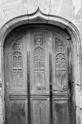Porte de la tour d'escalier du corps de logis. Vantail (photo prise en 1969). © Région Bourgogne-Franche-Comté, Inventaire du patrimoine Porte de la tour d'escalier du corps de logis. Vantail (photo prise en 1969). © Région Bourgogne-Franche-Comté, Inventaire du patrimoine