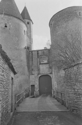 Le dispositif d'entrée vu de l'extérieur (photo prise en 1969). © Région Bourgogne-Franche-Comté, Inventaire du patrimoine Le dispositif d'entrée vu de l'extérieur (photo prise en 1969). © Région Bourgogne-Franche-Comté, Inventaire du patrimoine
