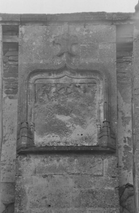 Bas-relief de la porte d'entrée (photo prise en 1969). © Région Bourgogne-Franche-Comté, Inventaire du patrimoine Bas-relief de la porte d'entrée (photo prise en 1969). © Région Bourgogne-Franche-Comté, Inventaire du patrimoine